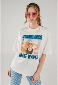 Oferta de Camiseta, con estampado en frente de Barbie por $7,45 en Koaj
