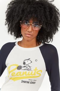 Oferta de Camiseta crema clara con arte de Snoopy y mangas ranglan largas por $5,9 en Koaj