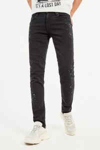 Oferta de Jean negro tipo skinny con diseños de manchas estampadas y tiro bajo por $22,9 en Koaj