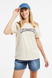Oferta de Camiseta manga corta kaky clara con estampado negro de Los Ángeles por $7,9 en Koaj