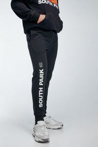 Oferta de Pantalón negro jogger con estampado de letras de South Park por $16,45 en Koaj
