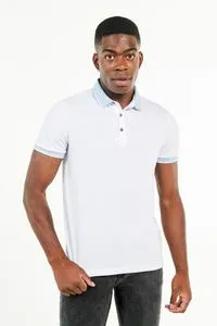 Oferta de Camiseta polo blanca con cuello y puños azules en contraste por $24,9 en Koaj