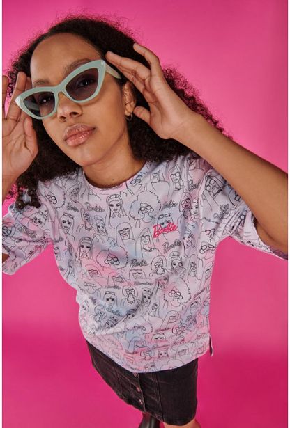Oferta de Camiseta tie dye, con tela estampada de Barbie por $6,36 en Koaj