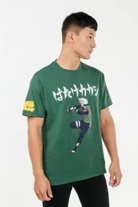 Oferta de Camiseta verde oscura con cuello redondo y estampados de Naruto por $10,9 en Koaj