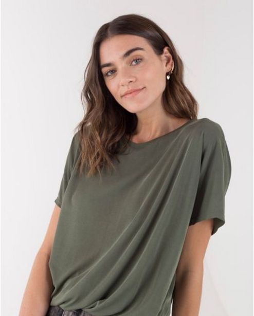 Oferta de Camiseta para mujer verde manga corta con mangas murciélago por $99900