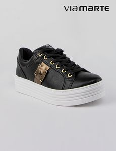 Oferta de Zapato Casual Negro con Aplique Dorado | Via Marte por $69,9 en Moda RM