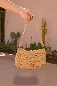Oferta de Crochet Baguette Shoulder Bag por $5 en Forever 21