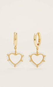 Oferta de Pendientes charm corazón perla. Gold Plated por $27,99 en Stradivarius